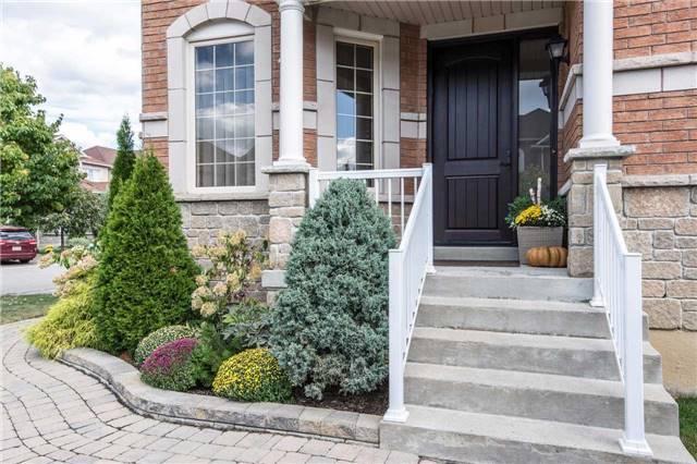 81 Saint James Ave, House detached with 4 bedrooms, 3 bathrooms and 3 parking in Vaughan ON | Image 2