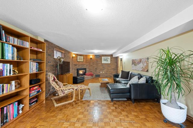 19 Warlingham Crt, House detached with 3 bedrooms, 2 bathrooms and 4 parking in Toronto ON | Image 11