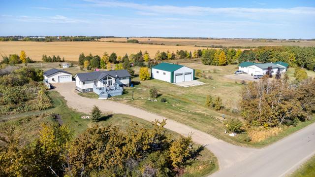 5301 50 Street, House detached with 5 bedrooms, 3 bathrooms and 3 parking in Vermilion River County AB | Image 2