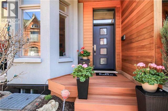 285 Lisgar St, House semidetached with 4 bedrooms, 3 bathrooms and 1 parking in Toronto ON | Image 2