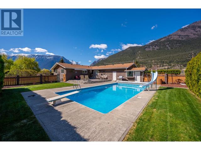 194 Deste Road, House detached with 4 bedrooms, 2 bathrooms and null parking in Lillooet BC | Image 46