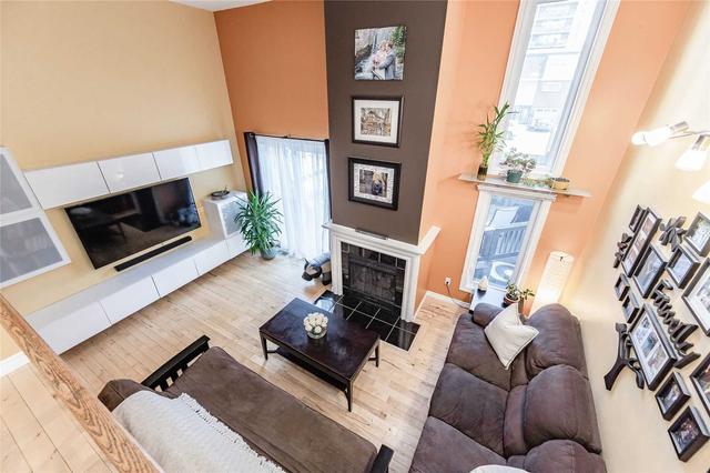 960 Warwick Crt, Townhouse with 3 bedrooms, 2 bathrooms and 2 parking in Burlington ON | Image 10