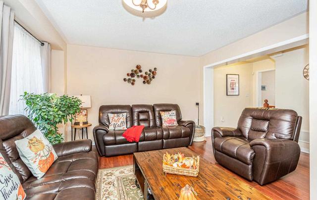 47 Vanhorne Clse, House attached with 3 bedrooms, 3 bathrooms and 3 parking in Brampton ON | Image 4