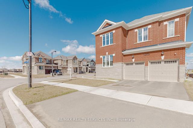 1203 Trudeau Dr, House detached with 4 bedrooms, 4 bathrooms and 6 parking in Milton ON | Image 34