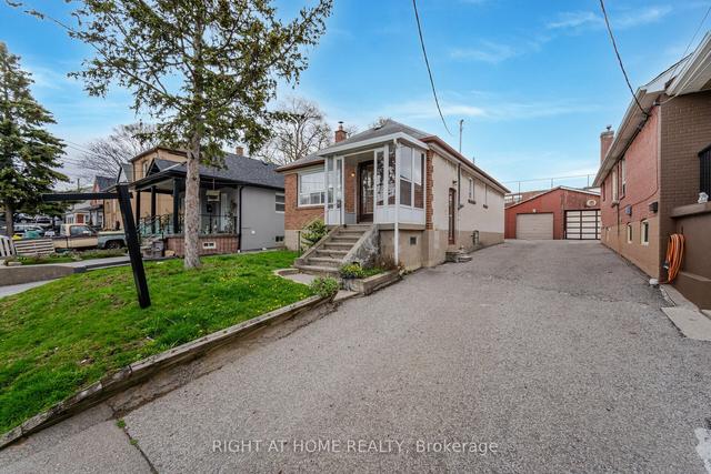19 Hillary Ave, House detached with 2 bedrooms, 2 bathrooms and 2 parking in Toronto ON | Image 23