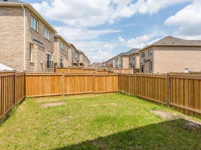 37 Chesterwood Cres, House attached with 3 bedrooms, 3 bathrooms and 1 parking in Brampton ON | Image 20