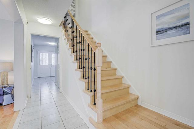 31 Guinevere Rd, House detached with 4 bedrooms, 4 bathrooms and 5 parking in Markham ON | Image 3