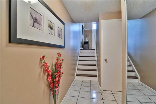 23 Briar Path, Townhouse with 3 bedrooms, 2 bathrooms and 1 parking in Brampton ON | Image 2
