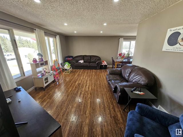 4905 Mackenzie Av, House detached with 5 bedrooms, 2 bathrooms and null parking in Drayton Valley AB | Image 4