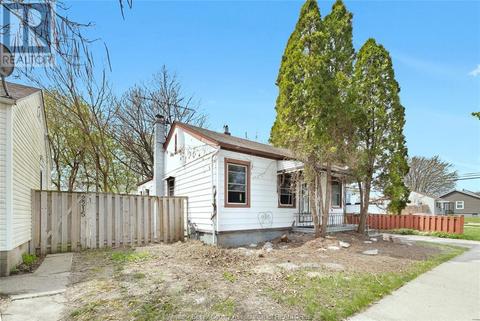 2209 Forest, House detached with 2 bedrooms, 1 bathrooms and null parking in Windsor ON | Card Image