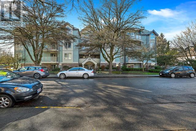 305 - 2710 Grosvenor Rd, Condo with 2 bedrooms, 2 bathrooms and 1 parking in Victoria BC | Image 1