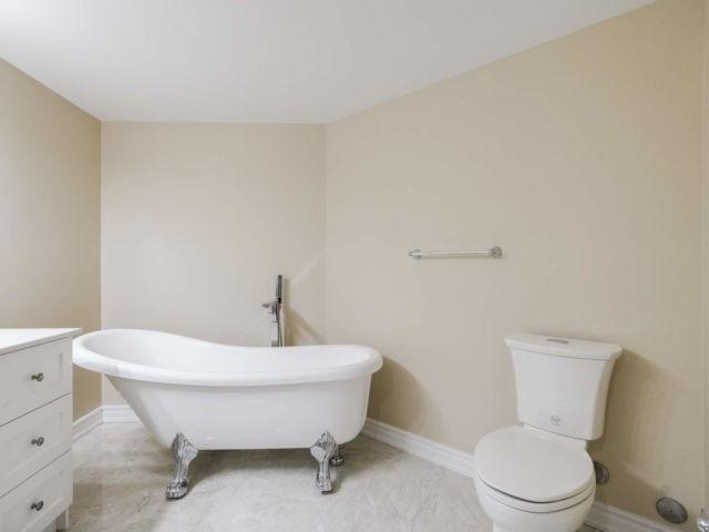 906 - 10 Kenneth Ave, Condo with 2 bedrooms, 2 bathrooms and 1 parking in Toronto ON | Image 18