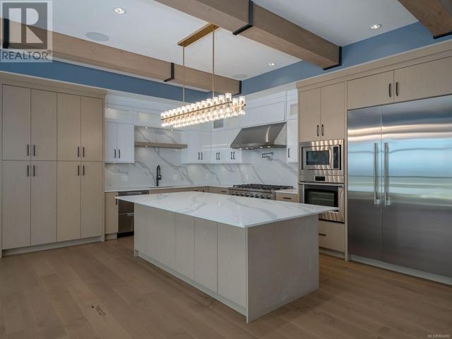 Kitchen with all built in high end appliances | Image 36