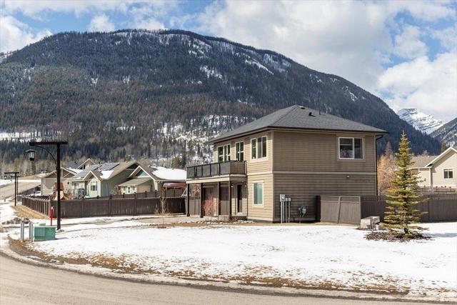 2221 Black Hawk Drive, House detached with 3 bedrooms, 2 bathrooms and 4 parking in Sparwood BC | Image 4