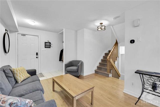 8 Barnsley Private, Townhouse with 3 bedrooms, 2 bathrooms and 1 parking in Ottawa ON | Image 3