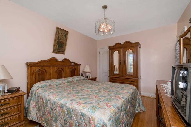 58 Kane Ave, House detached with 2 bedrooms, 2 bathrooms and 3 parking in Toronto ON | Image 7