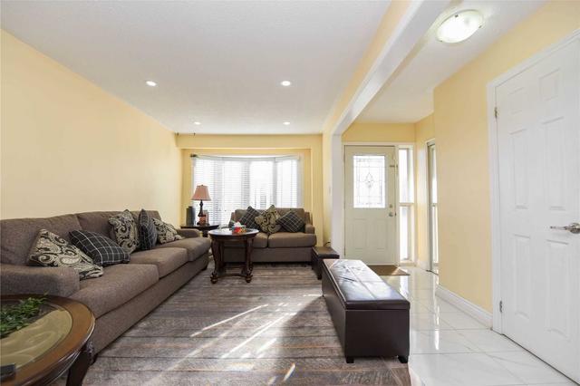 18 Crawford Dr, House semidetached with 3 bedrooms, 4 bathrooms and 3 parking in Brampton ON | Image 7