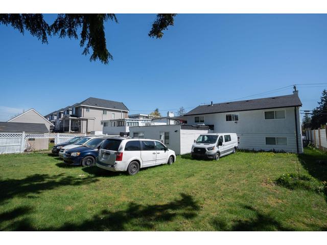 10565 132 Street, House detached with 8 bedrooms, 4 bathrooms and 8 parking in Surrey BC | Image 3