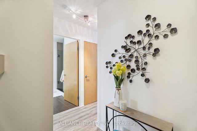 927 - 1 Shaw St, Condo with 1 bedrooms, 2 bathrooms and 1 parking in Toronto ON | Image 2