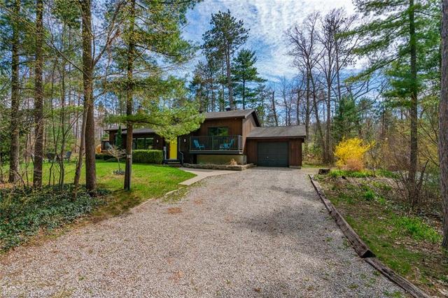 10522 Pinetree Drive, House detached with 5 bedrooms, 2 bathrooms and null parking in Lambton Shores ON | Image 2