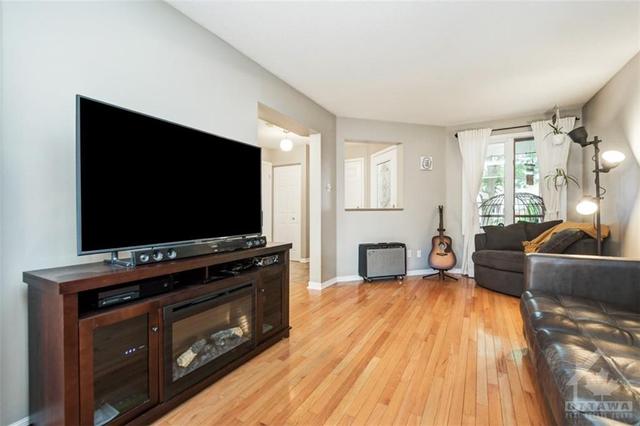 1816 Hialeah Drive, Townhouse with 3 bedrooms, 2 bathrooms and 3 parking in Ottawa ON | Image 9