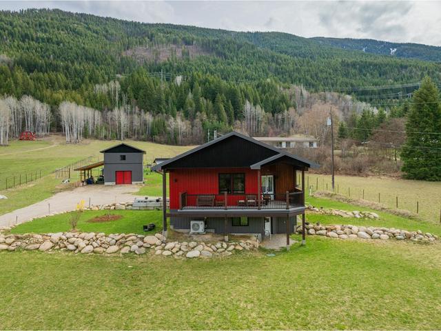 2346 Upper Glade Road, House detached with 2 bedrooms, 3 bathrooms and 10 parking in Central Kootenay I BC | Image 1