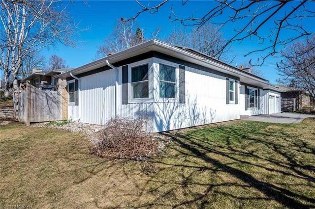 86 Hospital Dr, House detached with 3 bedrooms, 2 bathrooms and 3 parking in Peterborough ON | Image 5