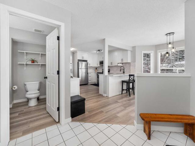 33 Silvergrove Close Nw, Home with 3 bedrooms, 2 bathrooms and 1 parking in Calgary AB | Image 4