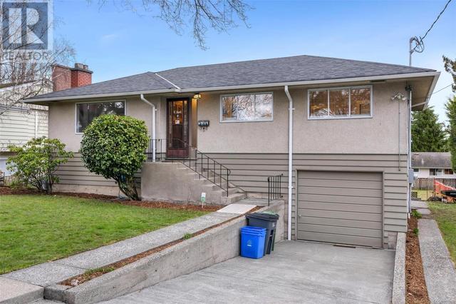 3145 Balfour Ave, House detached with 3 bedrooms, 2 bathrooms and 1 parking in Victoria BC | Image 3