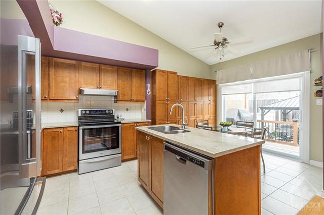 329 Nestleton Street, House detached with 3 bedrooms, 3 bathrooms and 6 parking in Ottawa ON | Image 6