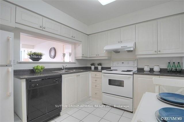1002 - 11 Townsgate Dr, Condo with 2 bedrooms, 2 bathrooms and 1 parking in Vaughan ON | Image 3