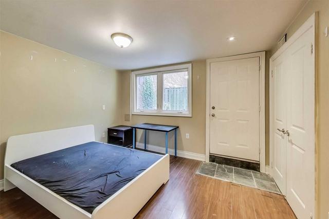 243 Lippincott St, House attached with 7 bedrooms, 1 bathrooms and 0 parking in Toronto ON | Image 26