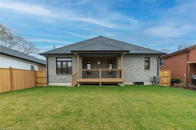 243 Burns Street, House detached with 3 bedrooms, 2 bathrooms and 4 parking in Strathroy Caradoc ON | Image 18