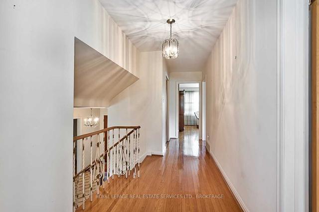 31 Islay Crt, House detached with 3 bedrooms, 2 bathrooms and 6 parking in Toronto ON | Image 10