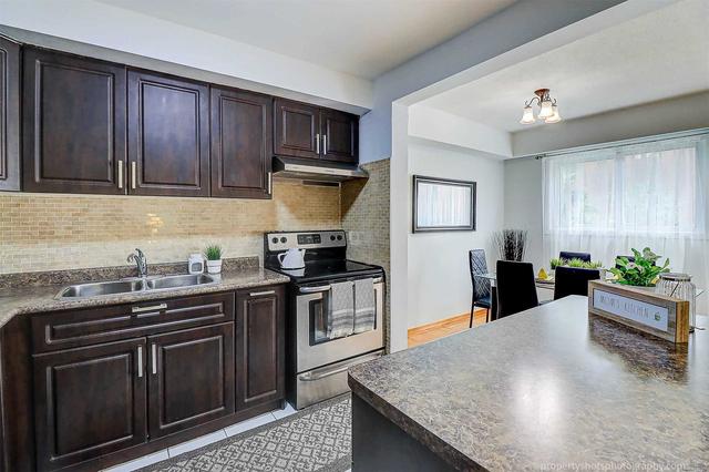 104 Bellefontaine St, House attached with 3 bedrooms, 3 bathrooms and 3 parking in Toronto ON | Image 2
