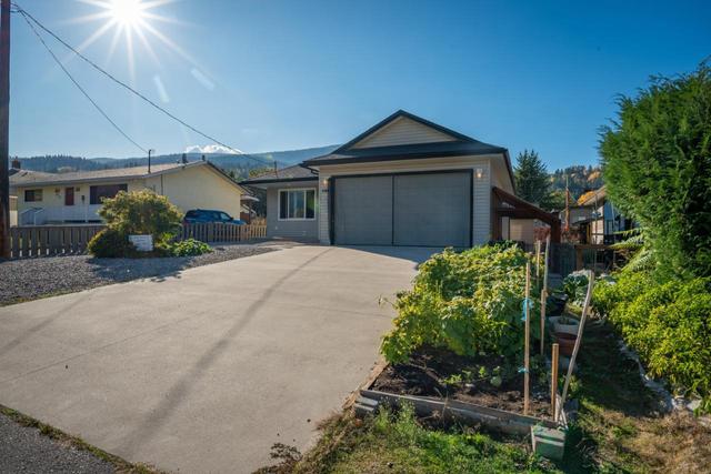 608 6th Avenue, House detached with 4 bedrooms, 2 bathrooms and 6 parking in Castlegar BC | Image 23