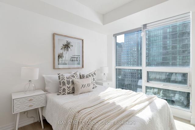 1210 - 12 Yonge St, Condo with 2 bedrooms, 2 bathrooms and 1 parking in Toronto ON | Image 4