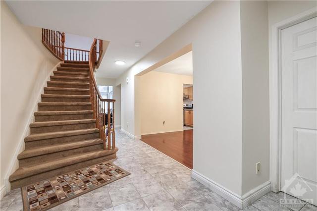 17 Pittaway Avenue, House detached with 5 bedrooms, 4 bathrooms and 4 parking in Ottawa ON | Image 3