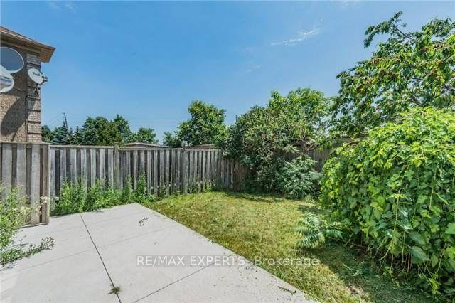 82 Twin Pines Cres N, House semidetached with 1 bedrooms, 1 bathrooms and 1 parking in Brampton ON | Image 2