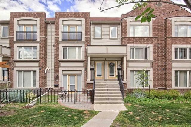 85 Burton Howard Dr, Townhouse with 2 bedrooms, 3 bathrooms and 1 parking in Aurora ON | Image 2