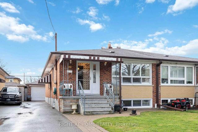 31 Cameo Cres, House semidetached with 3 bedrooms, 2 bathrooms and 4 parking in Toronto ON | Image 12