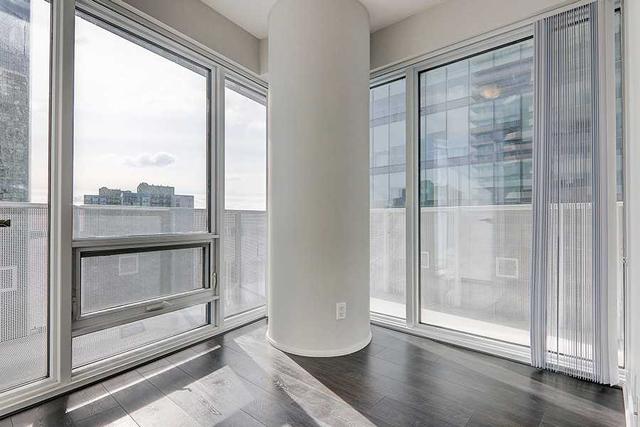 3010 - 100 Harbour St, Condo with 3 bedrooms, 2 bathrooms and 1 parking in Toronto ON | Image 7