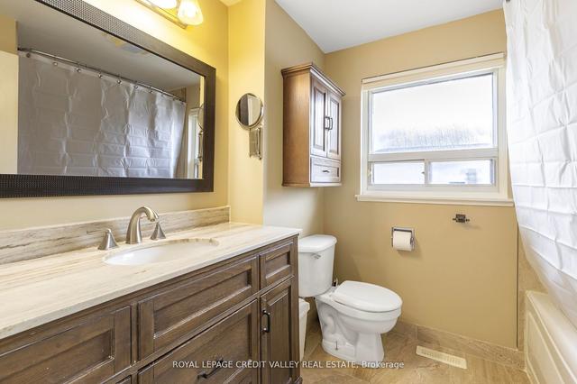 13 Castlemore Dr, House detached with 3 bedrooms, 2 bathrooms and 5 parking in Brampton ON | Image 7