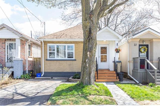 35 East 22nd Street, House detached with 2 bedrooms, 1 bathrooms and 1 parking in Hamilton ON | Image 2