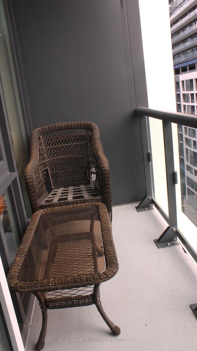 1018 - 158 Front St E, Condo with 2 bedrooms, 1 bathrooms and 1 parking in Toronto ON | Image 10