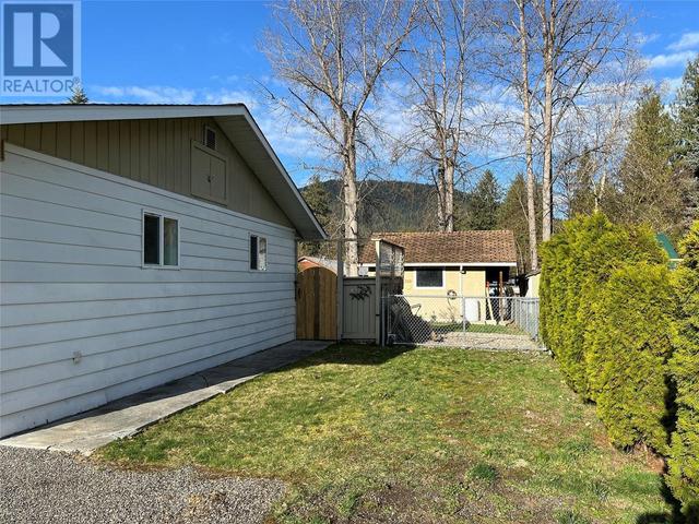 434 Oak Avenue, House detached with 3 bedrooms, 1 bathrooms and 6 parking in Sicamous BC | Image 4