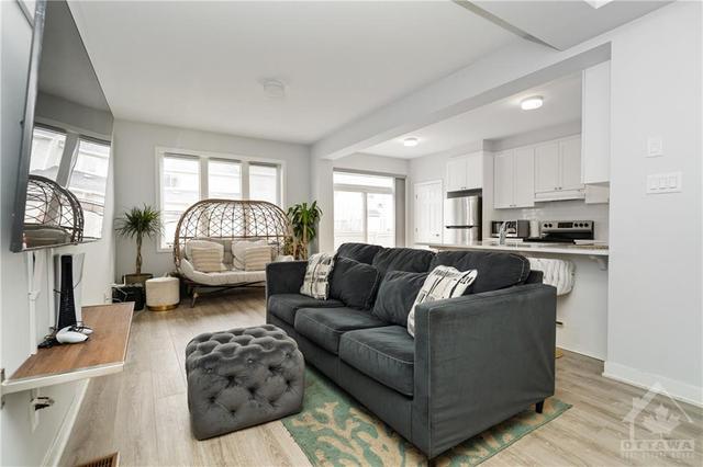 2172 Winsome Terrace, Townhouse with 3 bedrooms, 3 bathrooms and 3 parking in Ottawa ON | Image 5