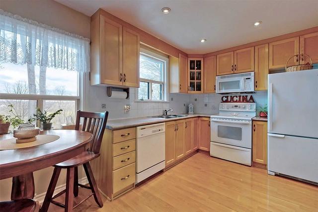 118 Hadrian Dr, House detached with 3 bedrooms, 3 bathrooms and 8 parking in Toronto ON | Image 5