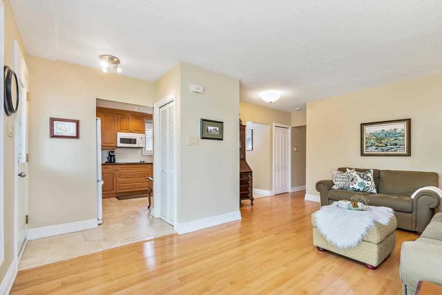 47 Melville Cres, House detached with 3 bedrooms, 2 bathrooms and 3 parking in Brampton ON | Image 2