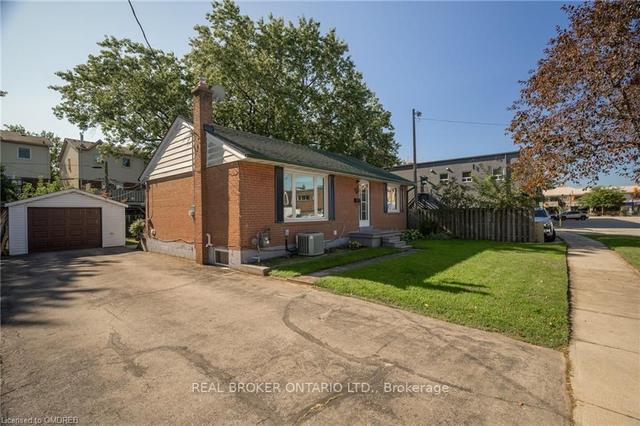 64 Florence Dr, House detached with 2 bedrooms, 1 bathrooms and 8 parking in Oakville ON | Image 12